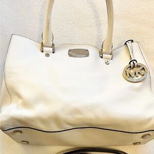 GUC white MICHAEL KORS leather handbag with removable crossbody strap.